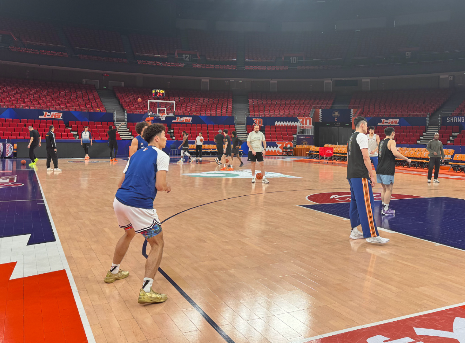 7M体育网-上海备战广州！李添荣跟队，6人主动加练，弗格回应状态回暖！