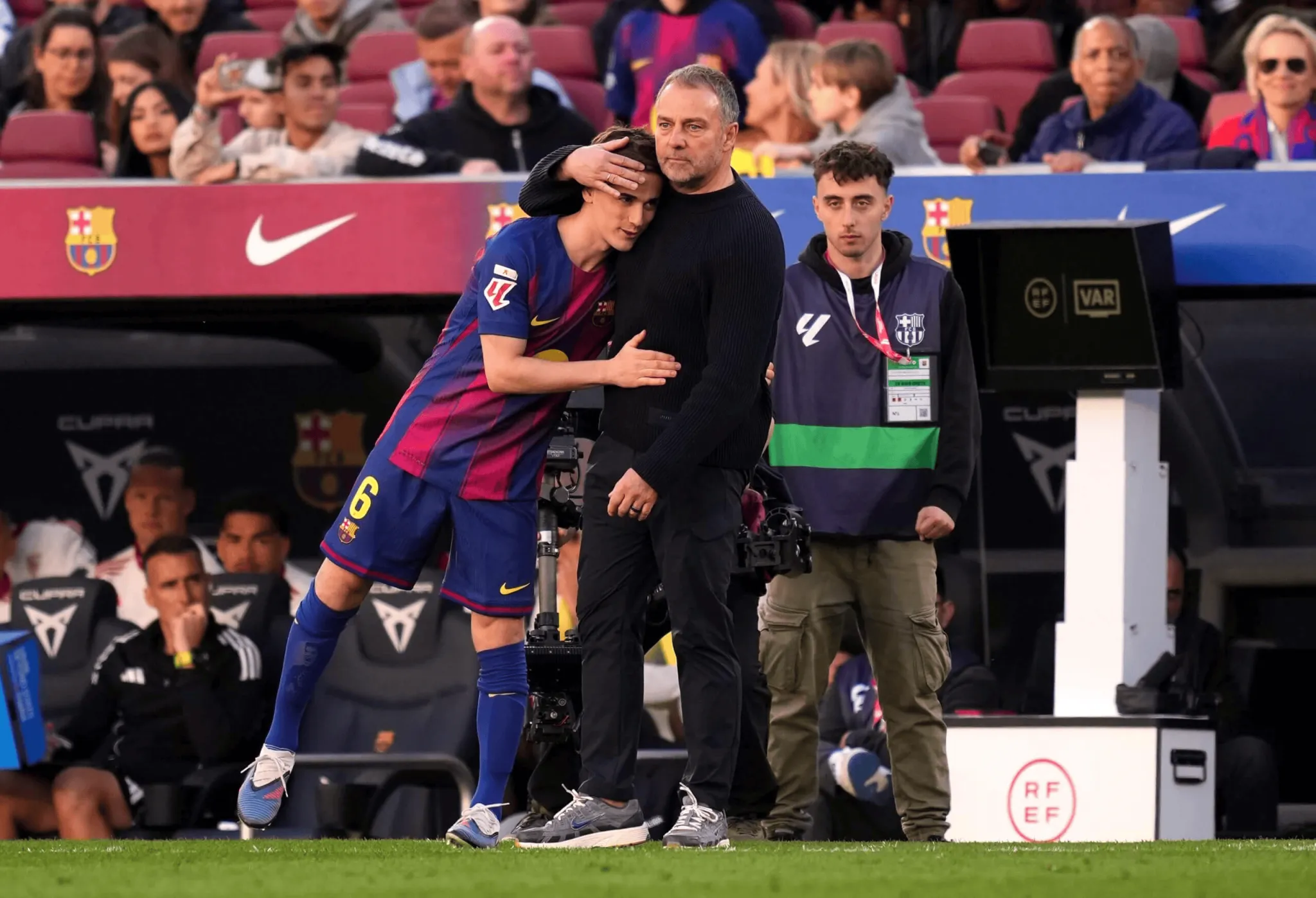 7M体育比分-TA：巴萨内部称弗里克真心为球员高兴，就像他们的父亲一样